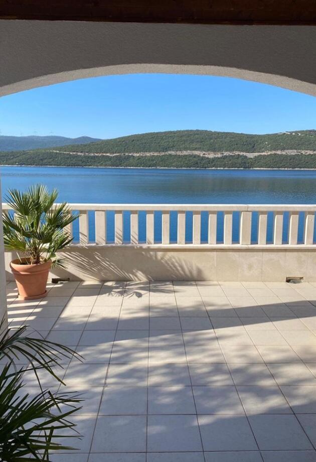 Neodoljiv pogled na more i Pelješki most u kojem ćete uživati iz ove vile u Neumu