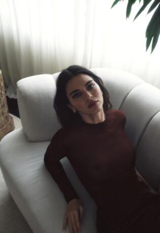 Kendall Jenner je za Paris Fashion Week prošetala pencil suknju na unikatan način
