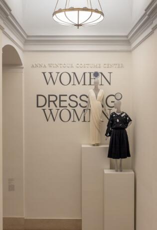 Met otvorio izložbu pod nazivom „Women Dressing Women“ koja redefinira modnu povijest