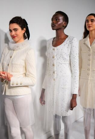 Bijele hulahopke obilježile Chanel reviju, a predimenzionirani šeširi Armani Privé