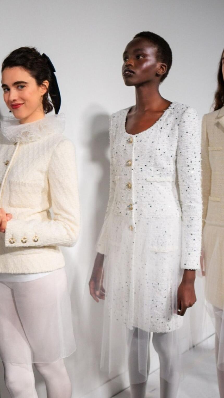 Bijele hulahopke obilježile Chanel reviju, a predimenzionirani šeširi Armani Privé