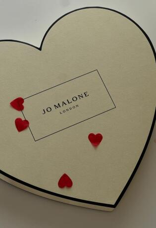Klikni, naruči, pomiriši… 4 Jo Malone kreacije za energiju i luksuz u domu.