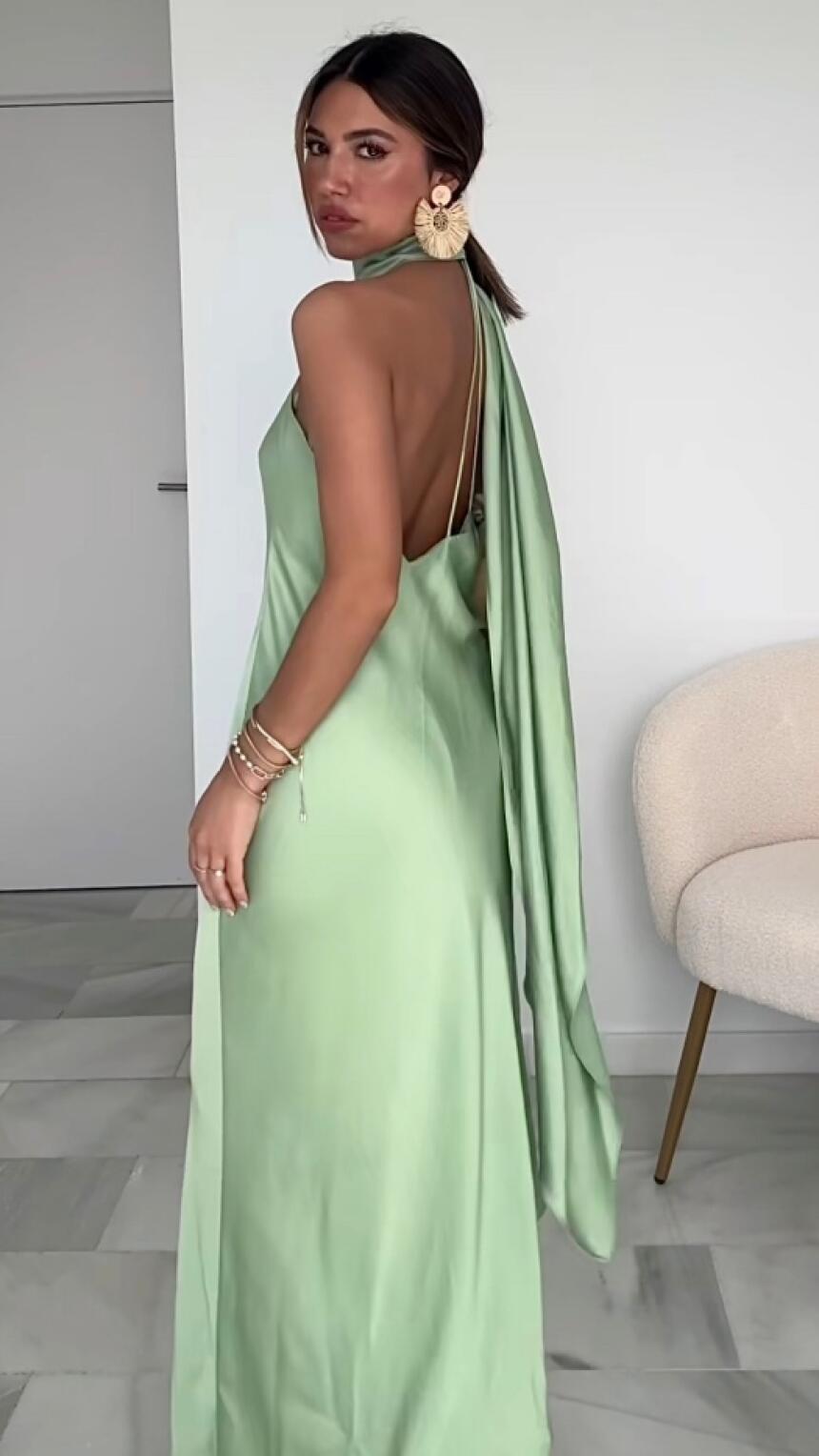 Volite haljine otvorenih leđa i ljetne boje? Pokušajte uloviti ovaj popularni model.