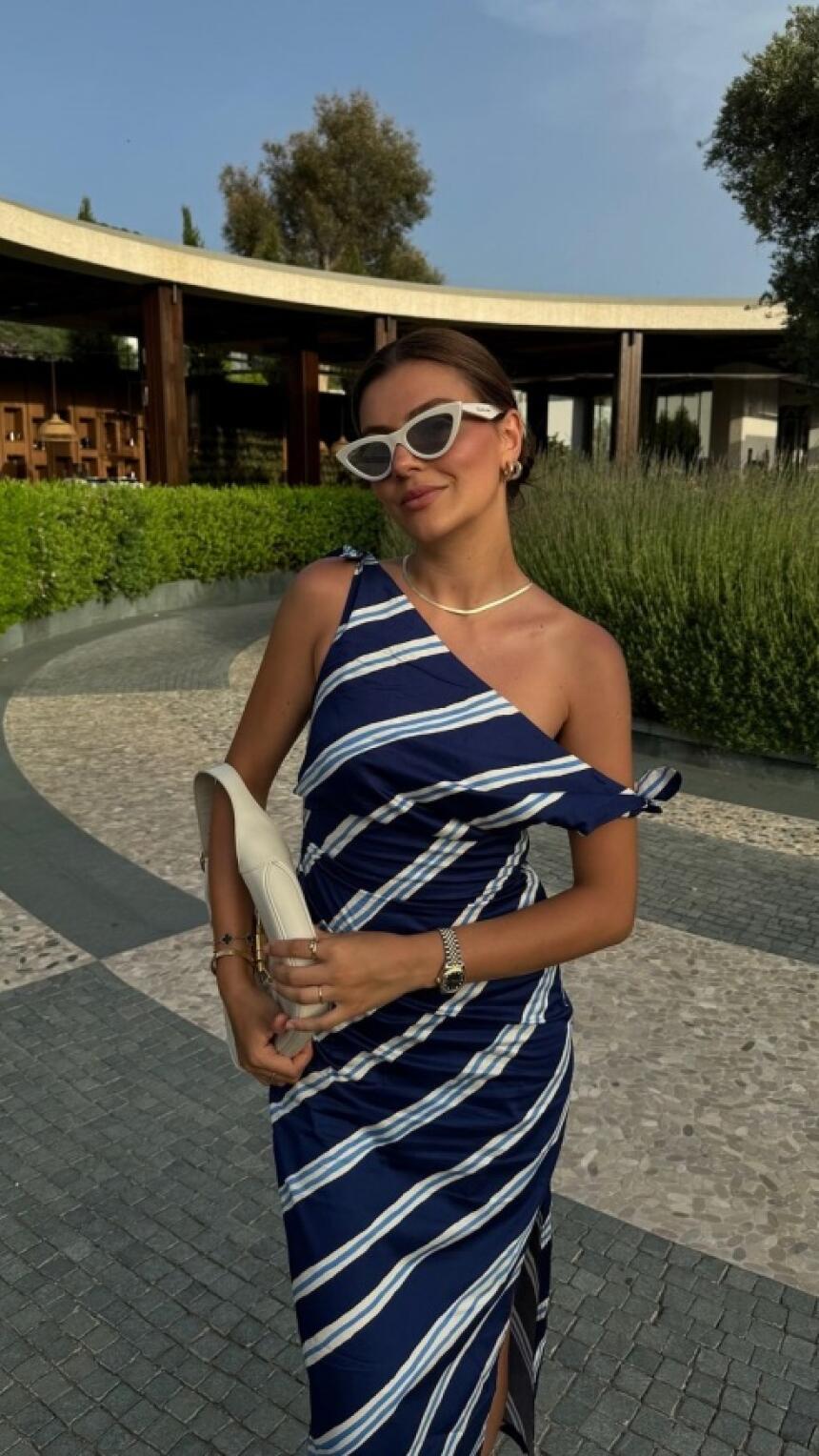 Haljina koja će vas odmah osvojiti: Nijanse plave i prugasti uzorak simboli su ljeta