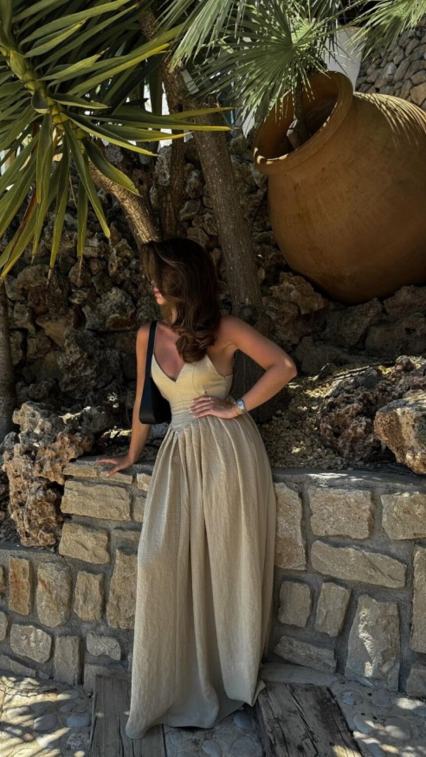 H&M na sniženju ima haljinu u nijansi pijeska stvorenu za šetnje uz plažu