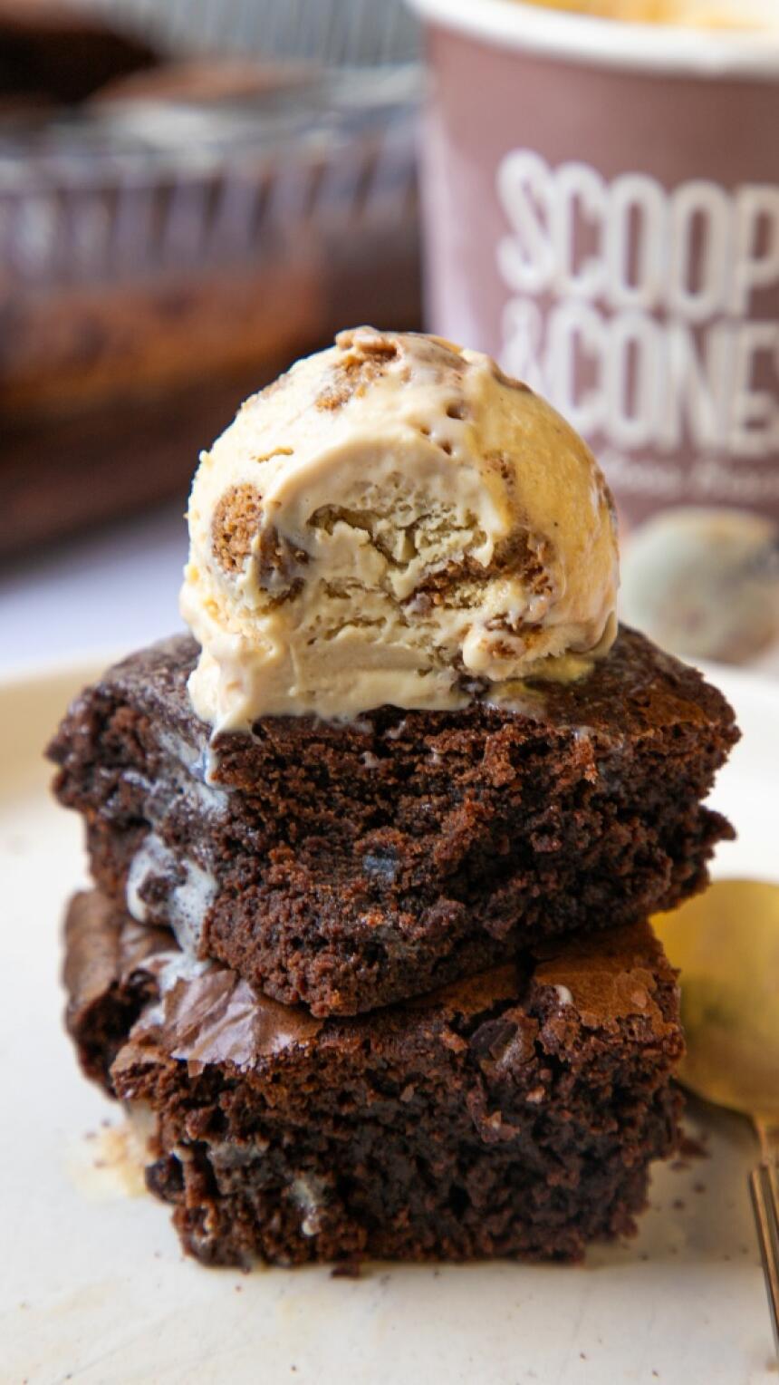 Imamo recept za extra sočni čokoladni brownie sa sladoledom