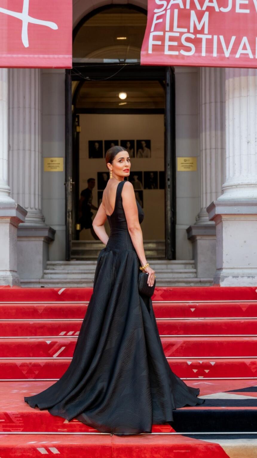 Marija Hudolin u kreaciji Amire Pertesi je utjelovljenje elegancije na red carpetu