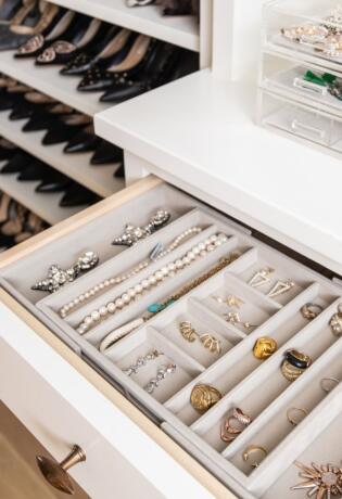 Viralne IKEA organizatore za nakit sada ima i Sinsay po pristupačnoj cijeni