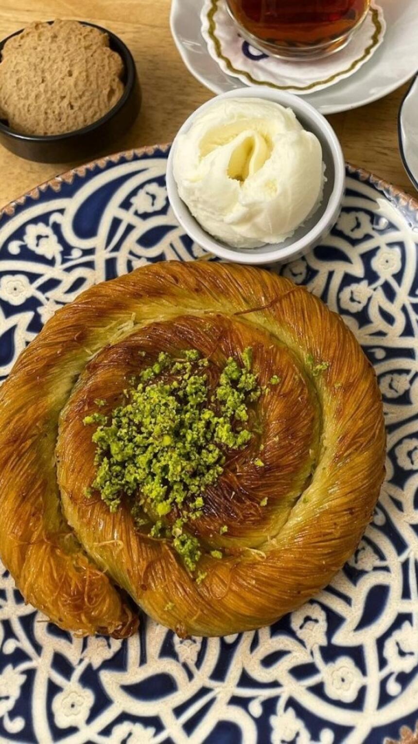 Volite kadaif u Dubai čokoladi? Možete ga kušati u još jednoj slastici blizu Sarajeva.