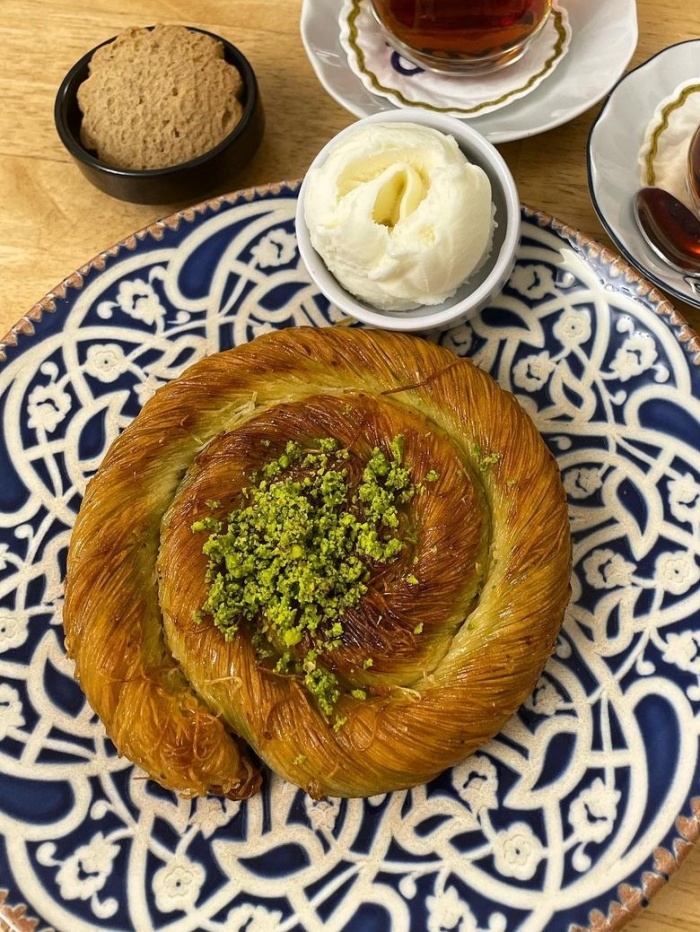 Volite kadaif u Dubai čokoladi? Možete ga kušati u još jednoj slastici blizu Sarajeva.