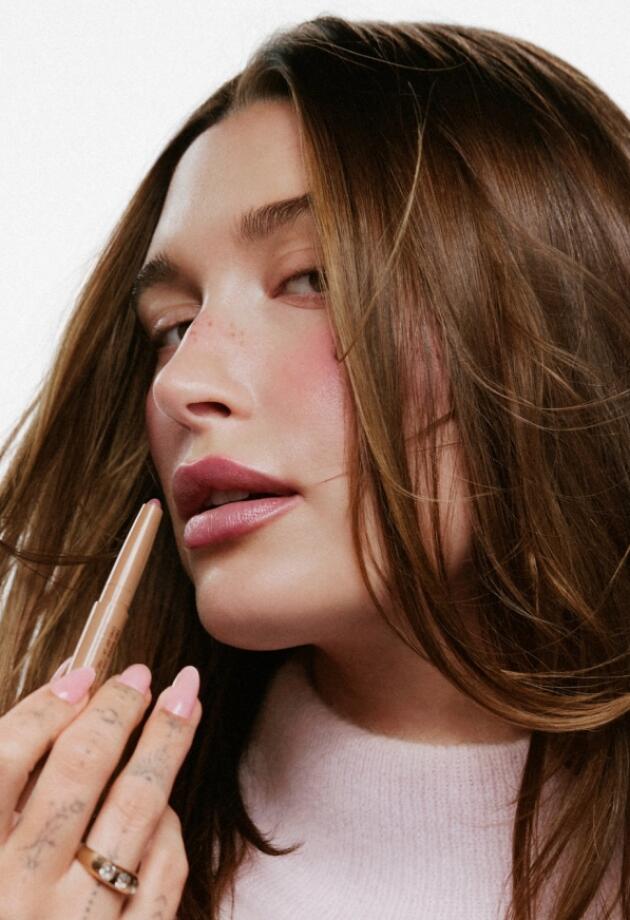 Hailey Bieber konačno predstavila proizvod s kojim možete rekreirati njen lip combo.