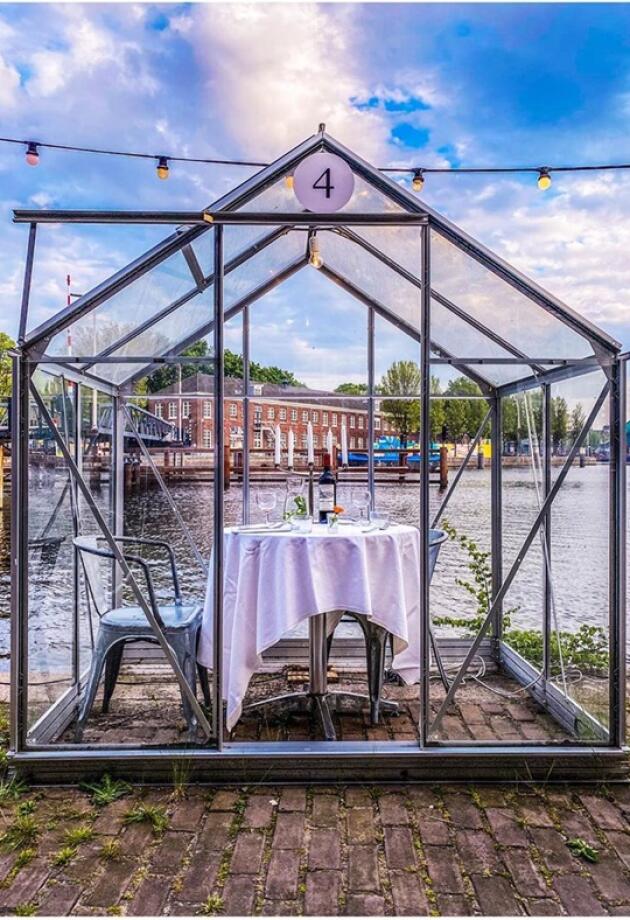 Ovaj restoran u Amsterdamu dizajnirao je staklene kolibe kako bi osigurao siguran boravak svojim gostima. Izgleda wow.