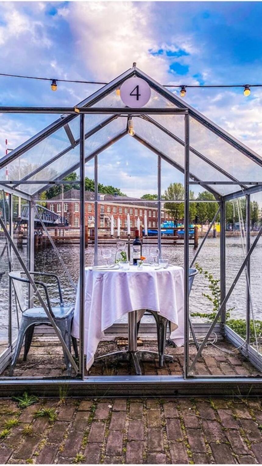Ovaj restoran u Amsterdamu dizajnirao je staklene kolibe kako bi osigurao siguran boravak svojim gostima. Izgleda wow.