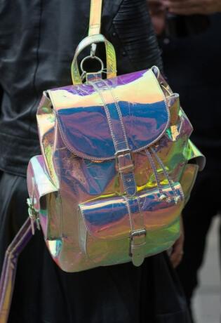 Outift ideje s torbicama iridescentnog sjaja + high street ponuda