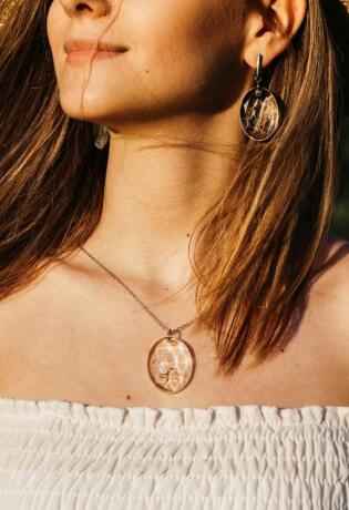 Sunita ručno izrađuje unikatan i sanjiv nakit od cvijeća. Upoznajte bh. brend Flora Handmade