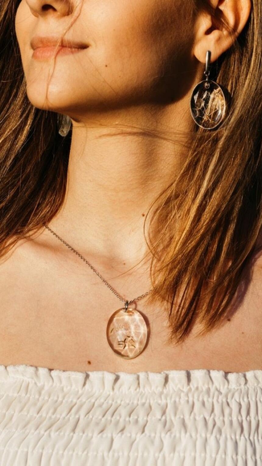 Sunita ručno izrađuje unikatan i sanjiv nakit od cvijeća. Upoznajte bh. brend Flora Handmade