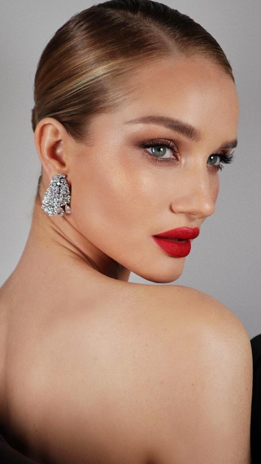 7 ženstvenih makeup lookova koji će dodatno naglasiti vašu malu crnu haljinu