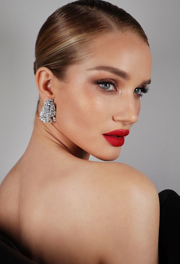 7 ženstvenih makeup lookova koji će dodatno naglasiti vašu malu crnu haljinu