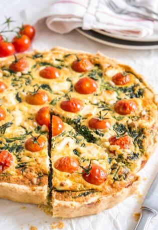 Recept za kremasti i hrskavi Quiche sa rajčicama i špinatom