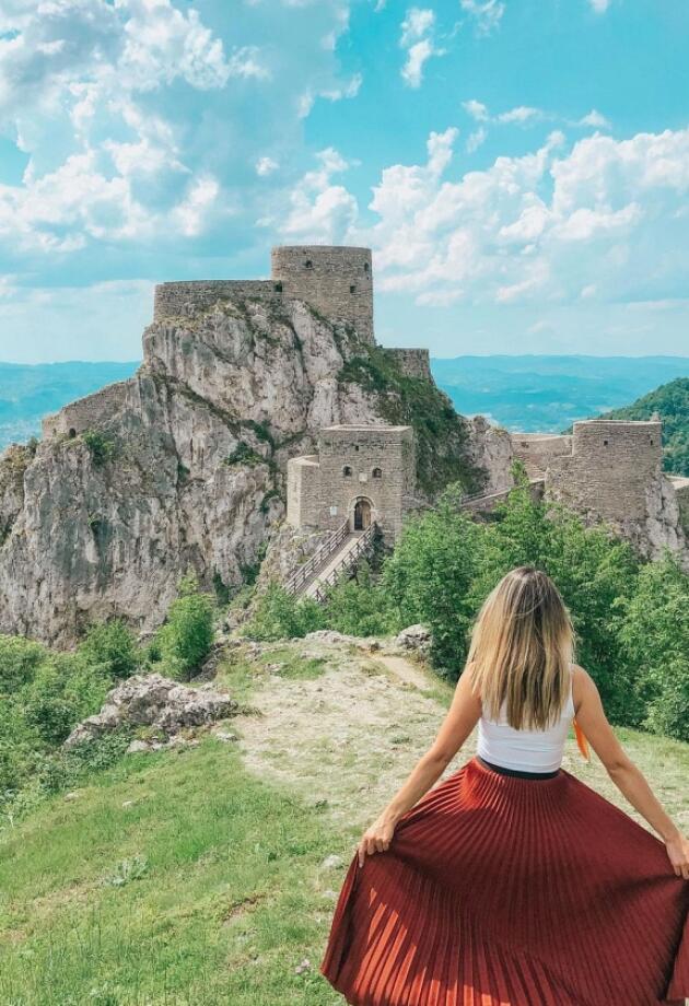 Bajkovita tvrđava na kamenoj stijeni u Srebreniku je prizor koji će vas oduševiti