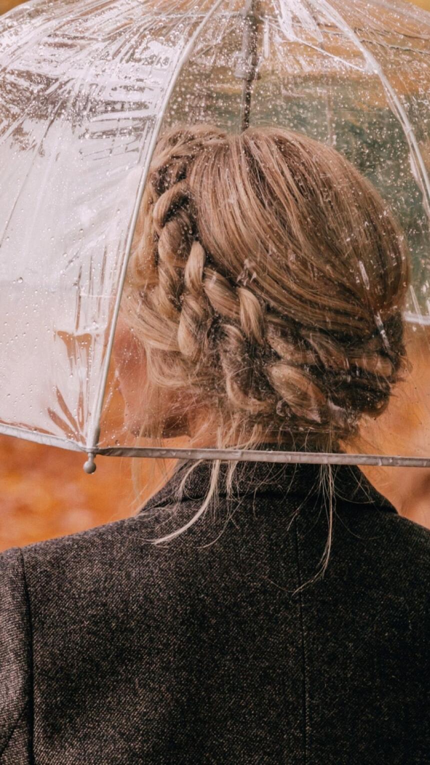 7 elegantnih i brzih frizura koje vam neće pokvariti niti kiša