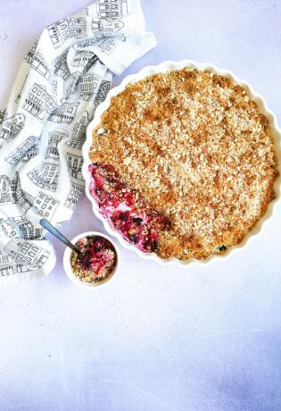Recept za crumble kolač sa bobičastim voćem i cimetom koji će uljepšati i kišoviti dan