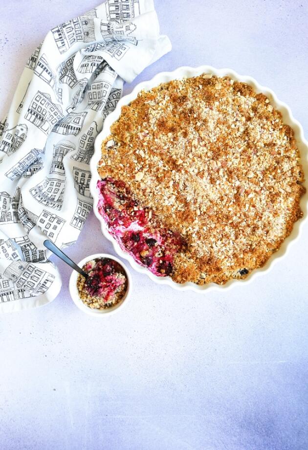 Recept za crumble kolač sa bobičastim voćem i cimetom koji će uljepšati i kišoviti dan