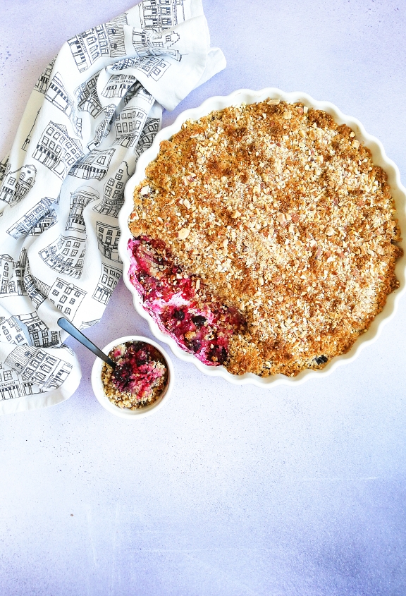 Recept za crumble kolač sa bobičastim voćem i cimetom koji će uljepšati i kišoviti dan