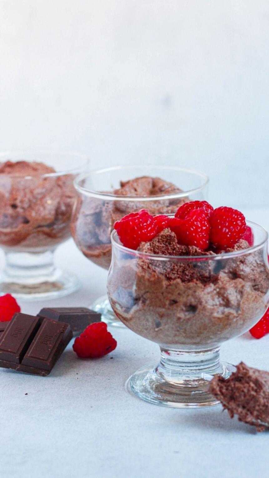 Čokoladni mousse sa voćem idealan za nedjeljna druženja