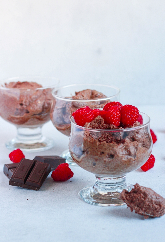 Čokoladni mousse sa voćem idealan za nedjeljna druženja