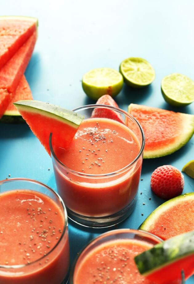 Savršen ljetni doručak - smoothie s jagodama, lubenicom i chia sjemenkama!