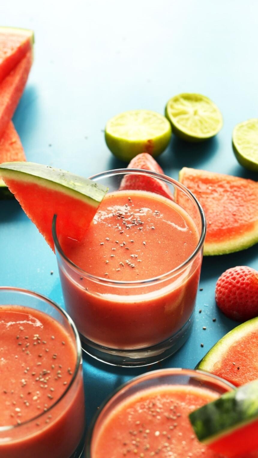 Savršen ljetni doručak - smoothie s jagodama, lubenicom i chia sjemenkama!