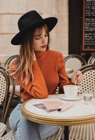 Fedora šešir: modni dodatak koji će podignuti svaki styling!