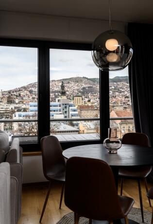 Fo4a Architecture je opremio ovaj moderan "Bachelor pad" sa velikim staklenim portalima i pogledom na Sarajevo