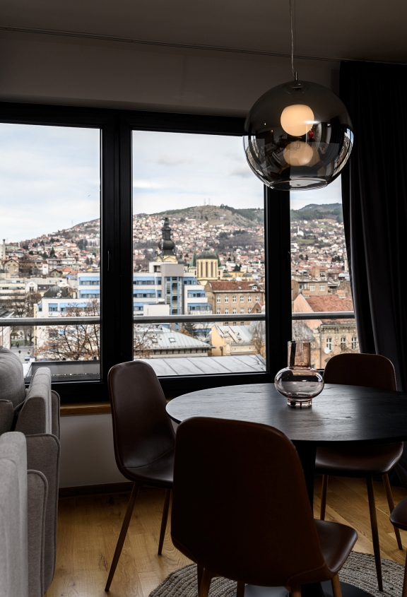 Fo4a Architecture je opremio ovaj moderan "Bachelor pad" sa velikim staklenim portalima i pogledom na Sarajevo