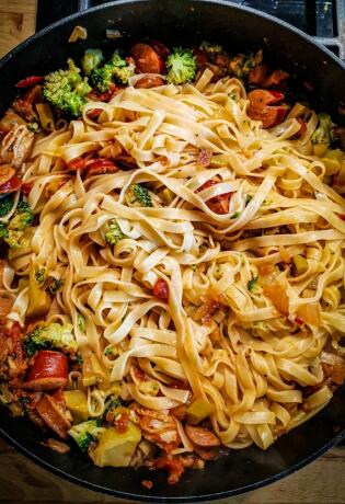 Pasta time! Vlasnik profila @cocinero.84 otkrio nam je brzi recept sa hrenovkama i povrćem koji trebate probati