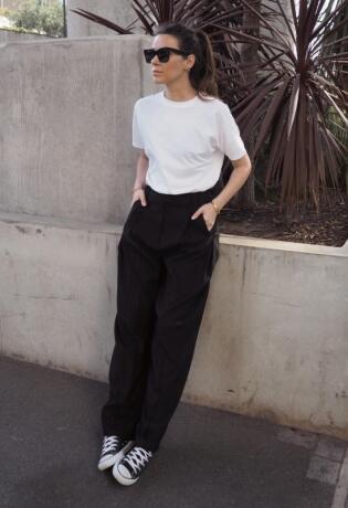 Kako kombinirati klasičnu bijelu majicu u ležeran, poslovan i trendy look? Imamo stilski šalabahter.