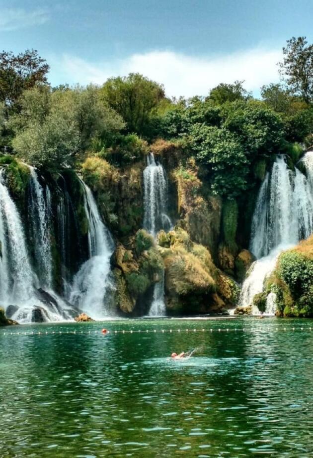 Dekica, sok i pogled na opuštajući ambijent vodopada Kravica je sve što želimo ovaj vikend!