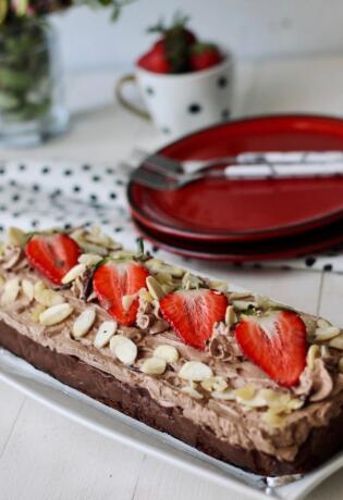 Kolač od čokolade i jagoda je sve što nam treba danas! Imamo super lagan recept koji možete brzo napraviti.