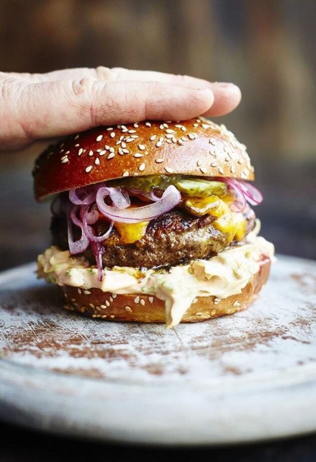 Burger Day! Izdvojili smo 2 savršena recepta Jamie Olivera za burgere koje morate probati!