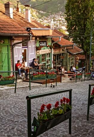 Od ispijanja kafe na Baščaršiji do zalaska sunca na vidikovcu, vodimo vas u šetnju Sarajevom kroz objektiv Amine Čengić