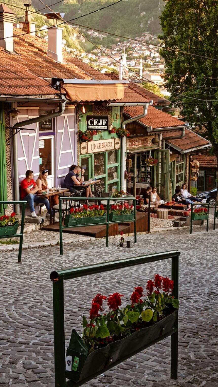 Od ispijanja kafe na Baščaršiji do zalaska sunca na vidikovcu, vodimo vas u šetnju Sarajevom kroz objektiv Amine Čengić