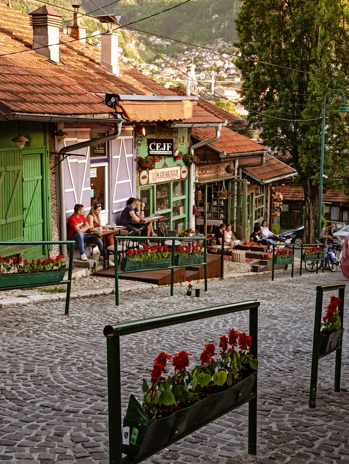 Od ispijanja kafe na Baščaršiji do zalaska sunca na vidikovcu, vodimo vas u šetnju Sarajevom kroz objektiv Amine Čengić