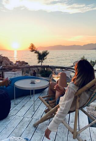 Ovaj beach bar u Makarskoj mjesto je u kojem možete uživati u koktelu dok posmatrate zalazak i osluškujute more