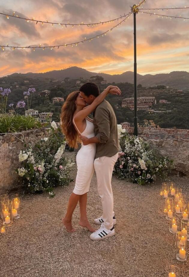 Ovako je izgledala vjeridba Negin Mirsalehi i Mauritsa Stibbea na predivnom vidikovcu u Italiji