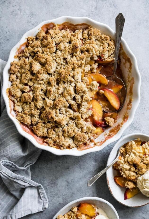 Crumble sa breskvama: recept za najjednostavnije i najbrže ljetne osvježenje uz kuglu sladoleda