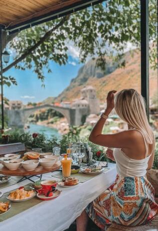 Raskošan doručak sa pogledom na Stari Most je naša sljedeća gourmet destinacija, a evo i zašto