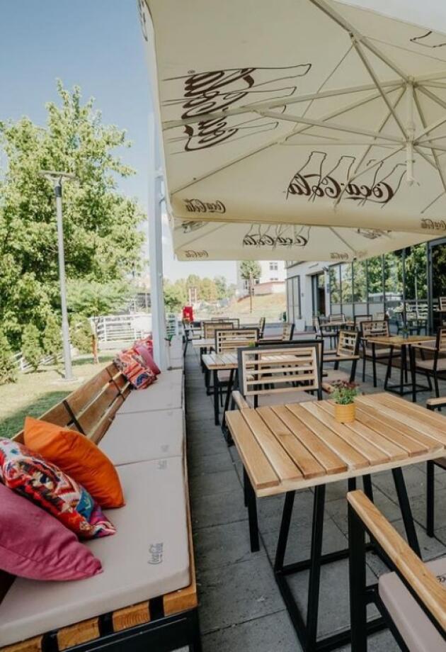 Otkrili smo novo cozy mjesto u Tuzli sa simpatičnim vintage detaljima gdje možete uživati u kafi i odličnim zalogajima