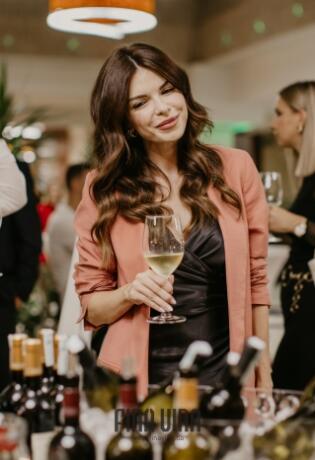 Donosimo atmosferu sa Fina Vina zabave održane u Tuzli uz odlično društvo, vrhunska vina i ukusne zalogaje