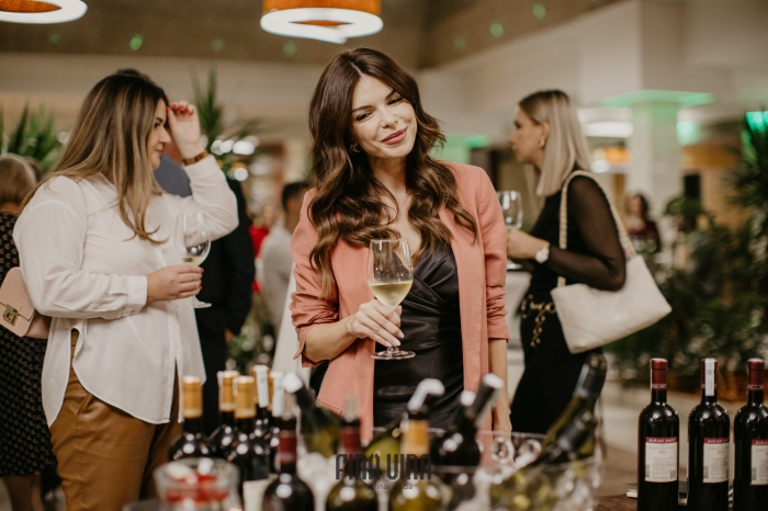 Donosimo atmosferu sa Fina Vina zabave održane u Tuzli uz odlično društvo, vrhunska vina i ukusne zalogaje
